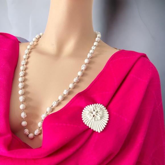 SARAH COVENTRY Vintage White Acrylic Floral Rosette Beaded 2in1 Brooch Necklace - Picture 10 of 10